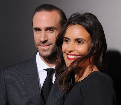 El actor Joseph Fiennes, junto a su mujer María Dolores Diéguez, en el estreno de 'El cuento de la criada', el 25 de abril de 2017.