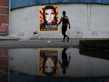 Un hombre pasa frente a un cartel de apoyo al empresario Alex Saab, en Caracas (Venezuela).