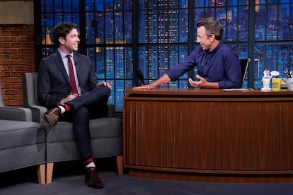 John Mulaney en su entrevista con Seth Meyers.