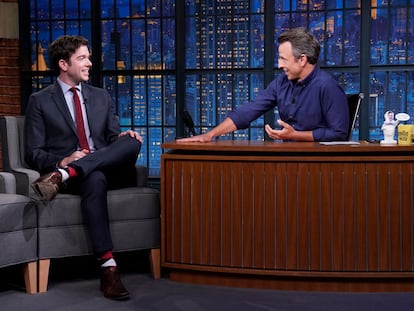 John Mulaney en su entrevista con Seth Meyers.