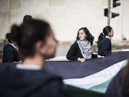 Palestinos marchan en Ramala con una bandera de 66 metros para recordar el establecimiento del Estado de Israel, hace 66 a&ntilde;os.