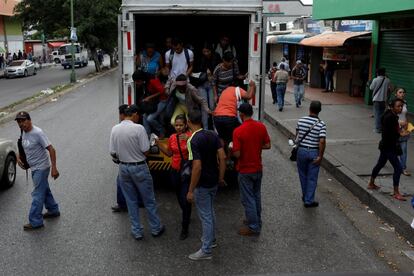 El monto puede parecer simbólico en un país hiperinflacionario pero la dificultad para los venezolanos está en conseguir el dinero físico. Ante la falta de billetes, se ha impuesto una restricción bancaria por la que diariamente solo dan 10.000 bolívares en efectivo por persona.