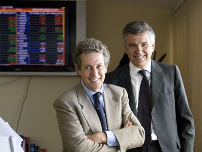 Pedro Gómez de Baeza, presidente de GBS, y Juan Antonio Samaranch, socio de la firma, de pie.