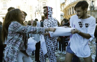 Centenares de personas reunidas en la plaza de la Virgen de Valencia.