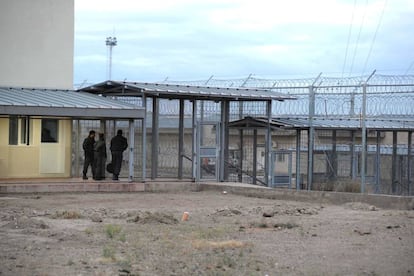 Un detenido es ingresado a un penal de la Provincia de Mendoza.