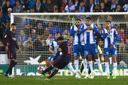 El delantero argentino del FC Barcelona Leo Messi lanza una falta durante el partido frente al RCD Espanyo.