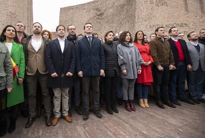 Decenas de miles de personas han acudido a la concentración contra Pedro Sánchez este domingo en la plaza de Colón de Madrid. En la imagen, dirigentes de algunas de las formaciones convocantes. De izquierda a derecha: Rocío Monasterio (Vox), Javier Ortega Smith (Vox), Santiago Abascal (Vox), Cristiano Brown (UPyD), Javier Maroto (PP), Pablo Casado (PP), Carmen Moriyón (Foro Asturias), Yolanda Ibáñez (UPN), Begoña Villacís (Ciudadanos), Albert Rivera (Ciudadanos) e Ignacio Aguado (Ciudadanos).