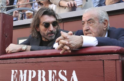 Javier Hidalgo y su padre Juan José Hidalgo en la Feria de San Isidro en 2018.