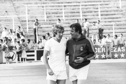 El macedonio, en la presentación del Real Madrid de julio de 1976, junto a Manuel Velázquez, un año antes de que el centrocampista se retirase.