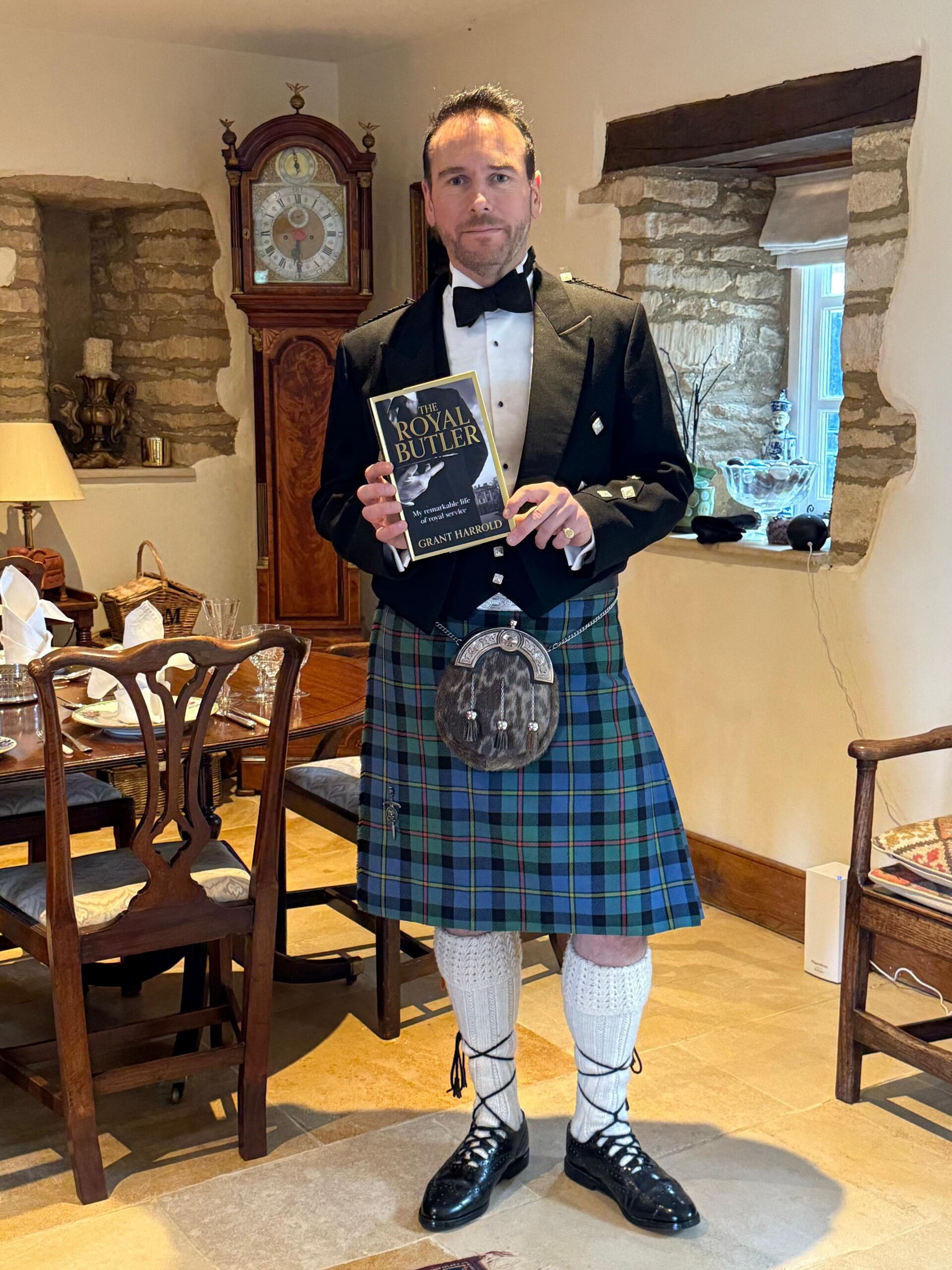 Grant Harrold en una imagen promocional de su libro 'The Royal Butler'. 