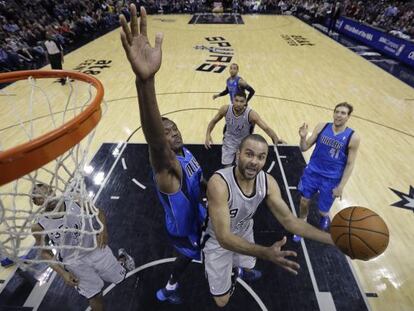 Parker entra a canasta ante Dalembert.