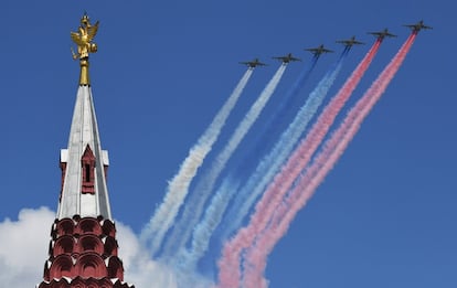 Además de la parada terrestre, el desfile ha incluido una exhibición aérea con 75 aeronaves, incluida una escuadrilla de cazas de quinta generación Sujói Su-57. En la imagen, aviones de apoyo aéreo cercano Sukhoi Su-25 rsobrevuelan la Plaza Roja durante el desfile militar, en Moscú.