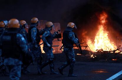 Policías antidisturbios cerca de una barricada en una carretera en el estado Rio Grande do Sul.