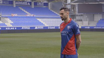 El futbolista Enric Gallego, durante su presentación como jugador del Huesca.