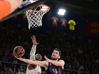 Satoransky entra a canasta ante Brown.