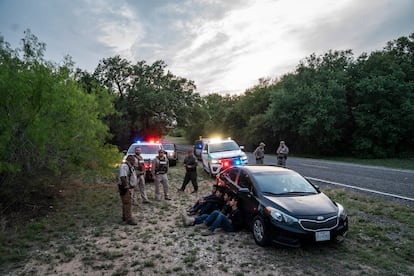 Agentes locales interrogan a inmigrantes sin papeles como parte de la 'Operación Lone Star', en Bracketville, Texas.  En marzo de 2023.