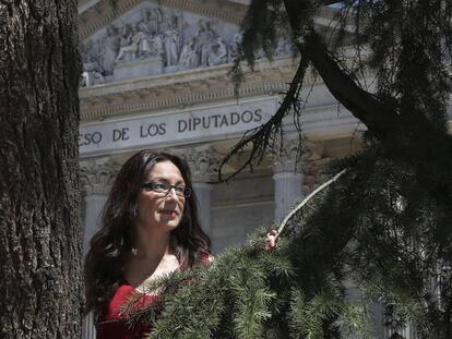 Sol S&aacute;nchez, frente al Congreso de los Diputados.