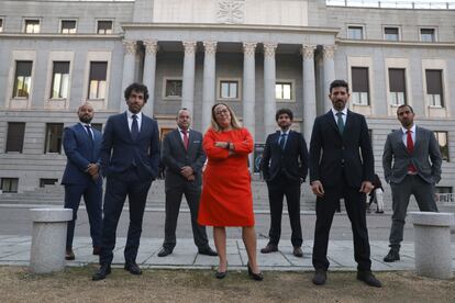 Desde la izquierda, los fundadores de Materia galardonados con el Premio CSIC-Fundación BBVA de Comunicación Científica: Javier Salas, Daniel Mediavilla, Miguel Ángel Criado, Patricia Fernández de Lis, Francisco Doménech, Nuño Domínguez y Manuel Ansede, este jueves en la sede del CSIC, donde se han entregado los premios.