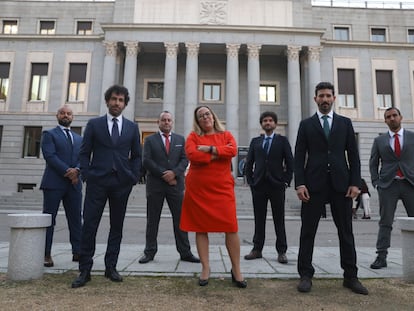 Desde la izquierda, los fundadores de Materia galardonados con el Premio CSIC-Fundación BBVA de Comunicación Científica: Javier Salas, Daniel Mediavilla, Miguel Ángel Criado, Patricia Fernández de Lis, Francisco Doménech, Nuño Domínguez y Manuel Ansede, este jueves en la sede del CSIC, donde se han entregado los premios.