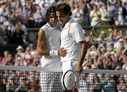 Nadal (izquierda) felicita cariñosamente a Federer, después de que este le derrotara en la final del torneo de tenis de Wimbledon 2007, disputado en Londres (Reino Unido). Federer igualó el récord de Bjorn Borg de cinco victorias consecutivas en el torneo.