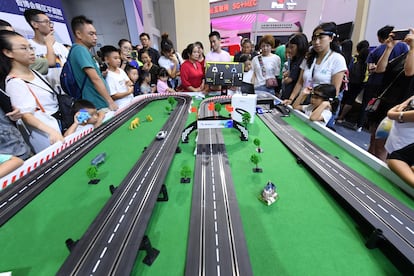 Visitantes de una exposición tecnológica china controlan coches teledirigidos con interfaces cerebro máquina