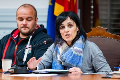 RIPOLL (GIRONA), 23/01/2025.- La alcaldesa de Ripoll Silvia Orriols se somete a una cuestión de confianza, este jueves en el ayuntamiento de la localidad gerundense. EFE/Siu Wu
