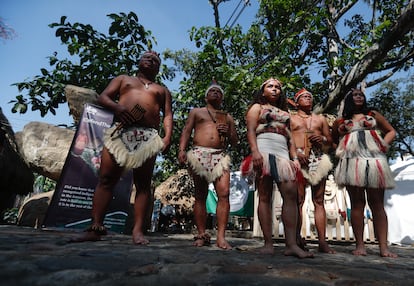 Indígenas de la Amazonía colombiana asisten a la Zona Verde de la COP16 en Cali, el 21 de octubre 2024.