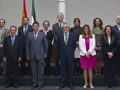 Griñán posa con el nuevo Gobierno andaluz.