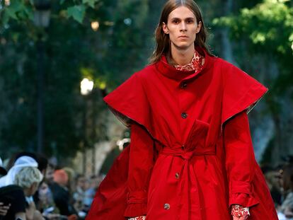 Todos los looks del desfile de Palomo Spain: el don de convertir lo antiguo en contemporáneo