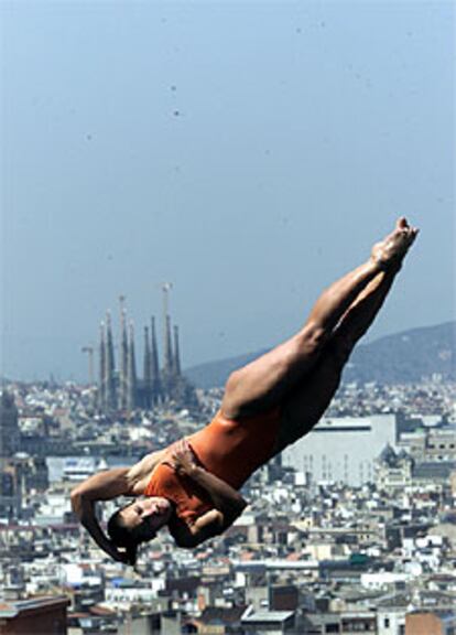 Una nadadora del equipo español de saltos, durante los entrenamientos en Monjuïc.

/  J. SÁNCHEZ