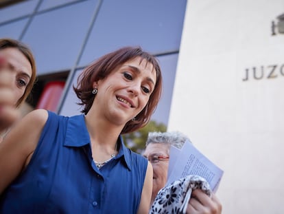 Juana Rivas, a la salida del juzgado de Granada en 2018, el día que salió de su escondite tras un mes desaparecida junto con sus hijos.