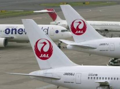 Aviones de Japón Airlines (JAL) en la pista de salida del Aeropuerto Internacional de Tokio. EFE/Archivo