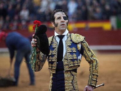 Juan José Padilla da la vuelta al ruedo tras la muerte de uno de sus toros en Castellón en marzo de este año.