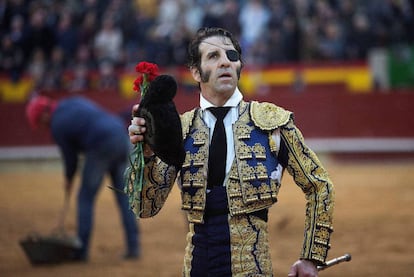 Juan José Padilla da la vuelta al ruedo tras la muerte de uno de sus toros en Castellón en marzo de este año.
