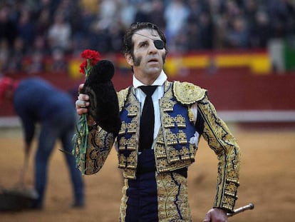 Juan José Padilla da la vuelta al ruedo tras la muerte de uno de sus toros en Castellón en marzo de este año.