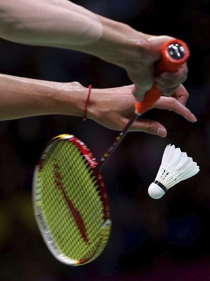 El chino Long Chen en el partido de badminton por el bronce individual masculino contra el surcoreano Hyun li Lee.