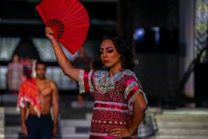 Una mujer desfila en la pasarela de moda artesanal mexicana este jueves, en el primer día del festival.