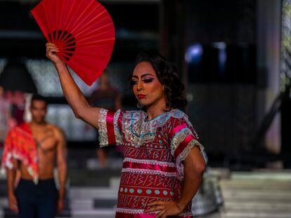 Una mujer desfila en la pasarela de moda artesanal mexicana este jueves, en el primer día del festival.