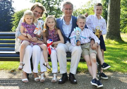 Julio de 2011. El príncipe heredero Felipe junto a su esposa Mathilde, y sus hijos Eleonore (i), Elisabeth (2i), Emmanuel (2d) and Gabriel, posan durante unas vacaciones en Londres.