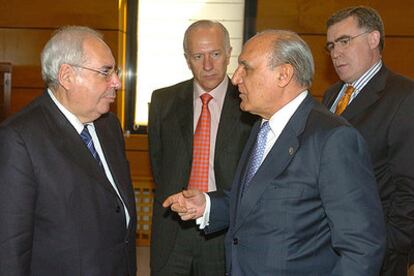 De izquierda a derecha, el presidente de Asturias, Vicente Álvarez Areces; el vocal del CGPJ para esa comunidad, Agustín Azparren; el presidente del CGPJ, Francisco Hernando, y el del Tribunal Superior de Asturias, Ignacio Vidau.