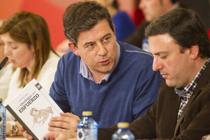 Besteiro durante el comité del partido