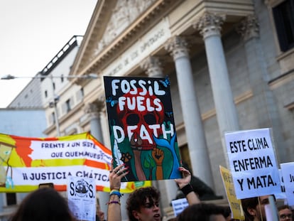 Centenares de manifestantes protestan frente al Congreso por la dependencia de los combustibles fósiles, este viernes en Madrid.