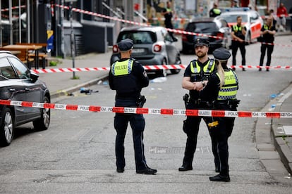 Agentes de la policía alemana vigilan el lugar donde se ha producido el ataque en Hamburgo, este domingo.