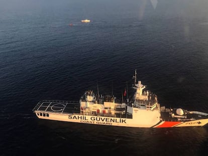 Un barco busca supervivientes del naufragio del domingo.