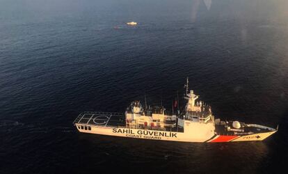 Un barco busca supervivientes del naufragio del domingo.