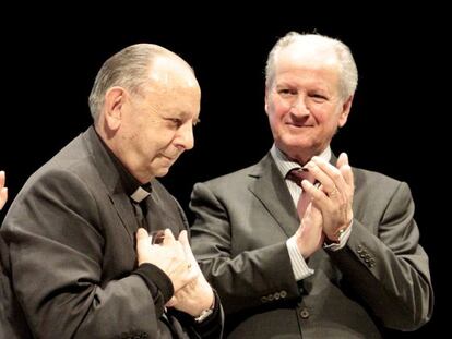 El presidente de la Fundaci&oacute;n Sabino Arana, Juan Maria Atutxa, aplaude al obispo em&eacute;rito de San Sebasti&aacute;n, monse&ntilde;or Juan Mar&iacute;a Uriarte.