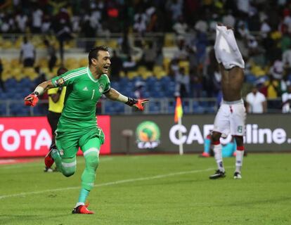 Al-Hadari, el portero de Egipto, celebra el pase a la final tras detener un penalty.