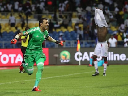 Al-Hadari, el portero de Egipto, celebra el pase a la final tras detener un penalty.