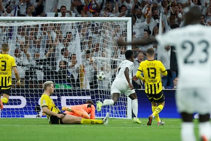 Vinicius marca su segundo gol, el cuarto del Madrid, contra el Dortmund.