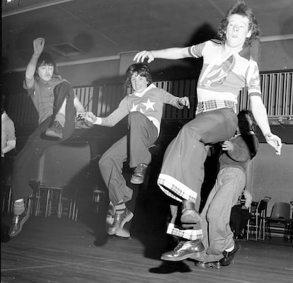 Jóvenes bailan al ritmo del northern soul.